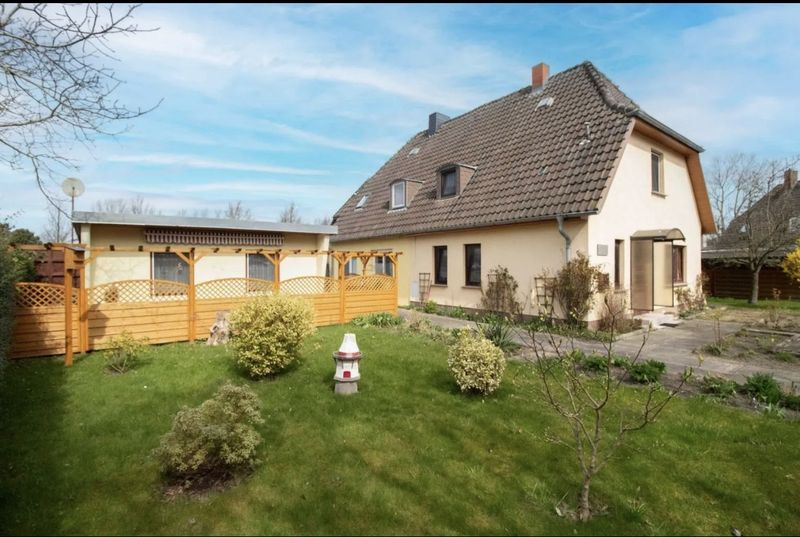 Doppelhaushälfte und Ferienbungalow direkt am Meer